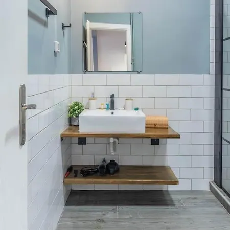 Charming 1br Retreat In *